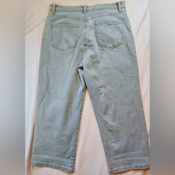 Gloria Vanderbilt Womens Light Wash Amanda Slimming Effect Capri Jeans Size 8 - Picture 11 of 12